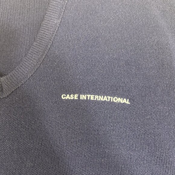 Vtg Pinnacle Mens Sweater Blue V-Neck “Case International” Acrylic Sz L USA - Picture 3 of 6